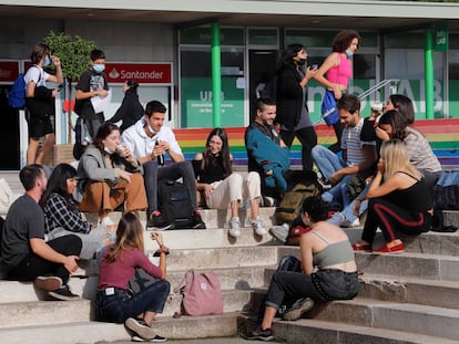 Students from the Autonomous University of Barcelona, pictured following a cyberattack that left the campus without Wi-Fi.