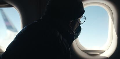 César Fierro se asoma por la ventana de un avión, en una escena del documental dirigido por Santiago Esteinou.