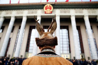 Un delegado en traje tradicional frente al Gran Salón del Pueblo antes del comienzo de la Asamblea Popular Nacional (APN), el 5 de marzo.