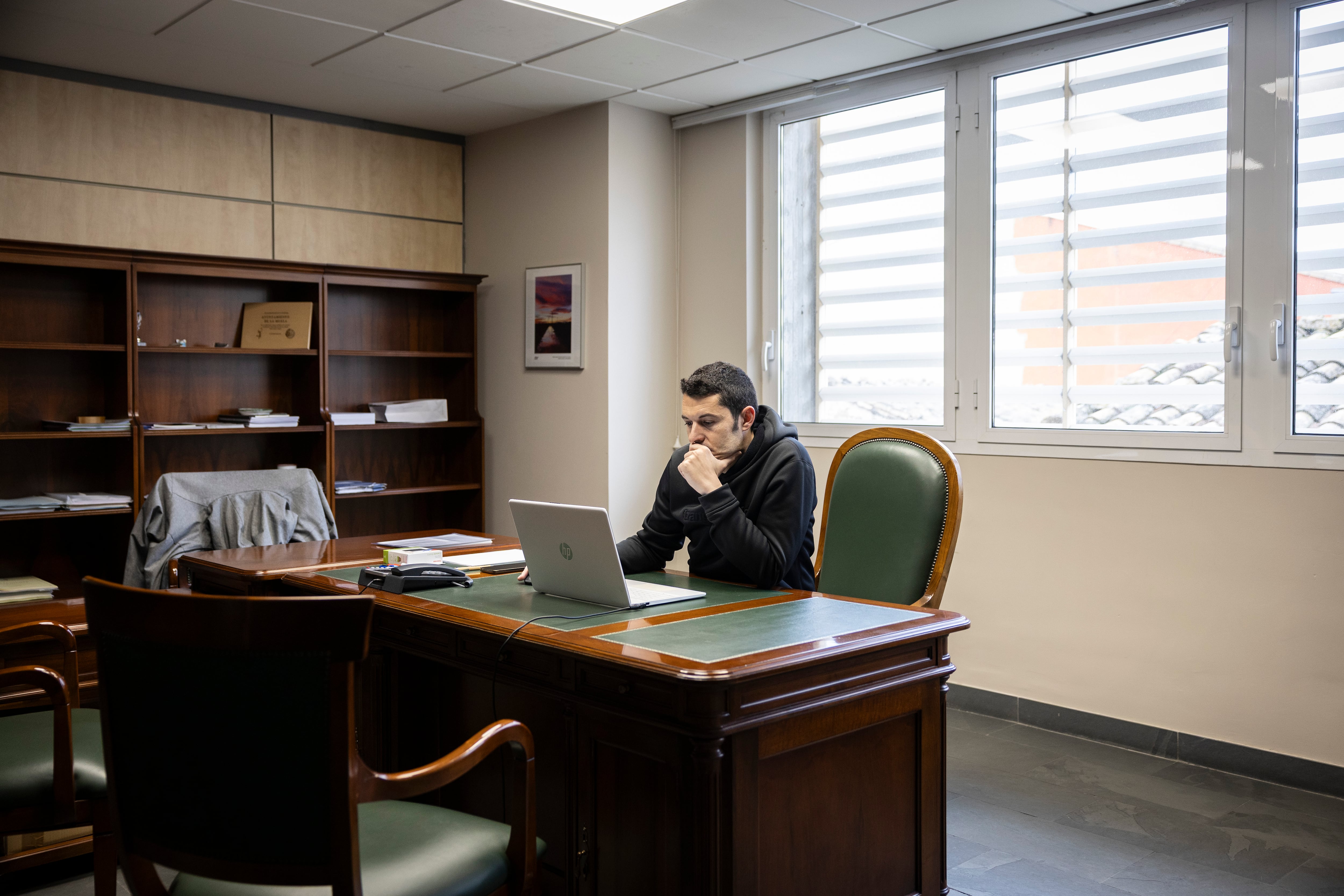 Adrián Tello Gimeno, alcalde de La Muela, en su despacho del Ayuntamiento. 