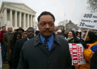 El reverendo Jesse Jackson, entre los manifestantes que se concentraron el martes ante el Supremo de EE UU.