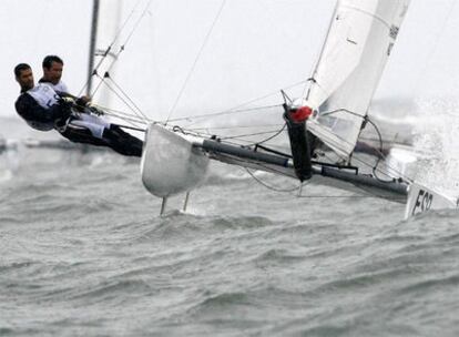 La pareja española de <i>Tornado</i> en la regata de ayer.