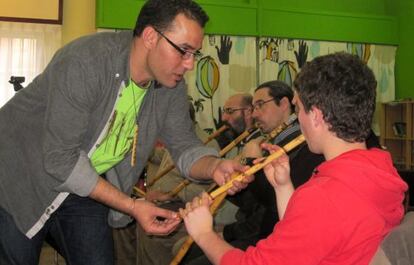 Taller de las últimas jornadas 'Arundo donax', en La Puebla de Híjar (Teruel), el pasado marzo.