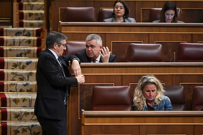 El portavoz del PSOE, Patxi López (de pie), conversaba con el diputado socialista Santos Cerdán, el martes en el Congreso.