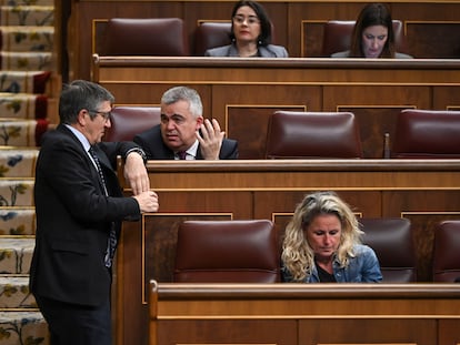 El portavoz del PSOE, Patxi López (de pie), conversaba con el diputado socialista Santos Cerdán, el martes en el Congreso.