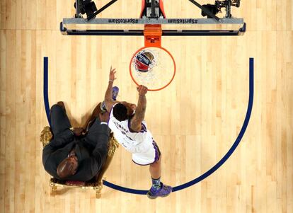 Ben McLemore 'vuela' sobre Shaquille O'Neal.