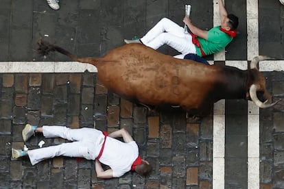 Unos corredores son arrollados por un toro en el primer encierro de los Sanfermines este domingo en el Día de San Fermín, copatrón de Pamplona, ciudad que celebra esta Fiesta de Interés Turístico Internacional hasta el próximo 14 de julio. 