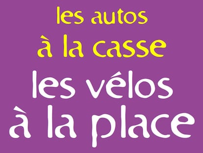 La pancarta reza: los autos, al desguace; las bicicletas, a la plaza