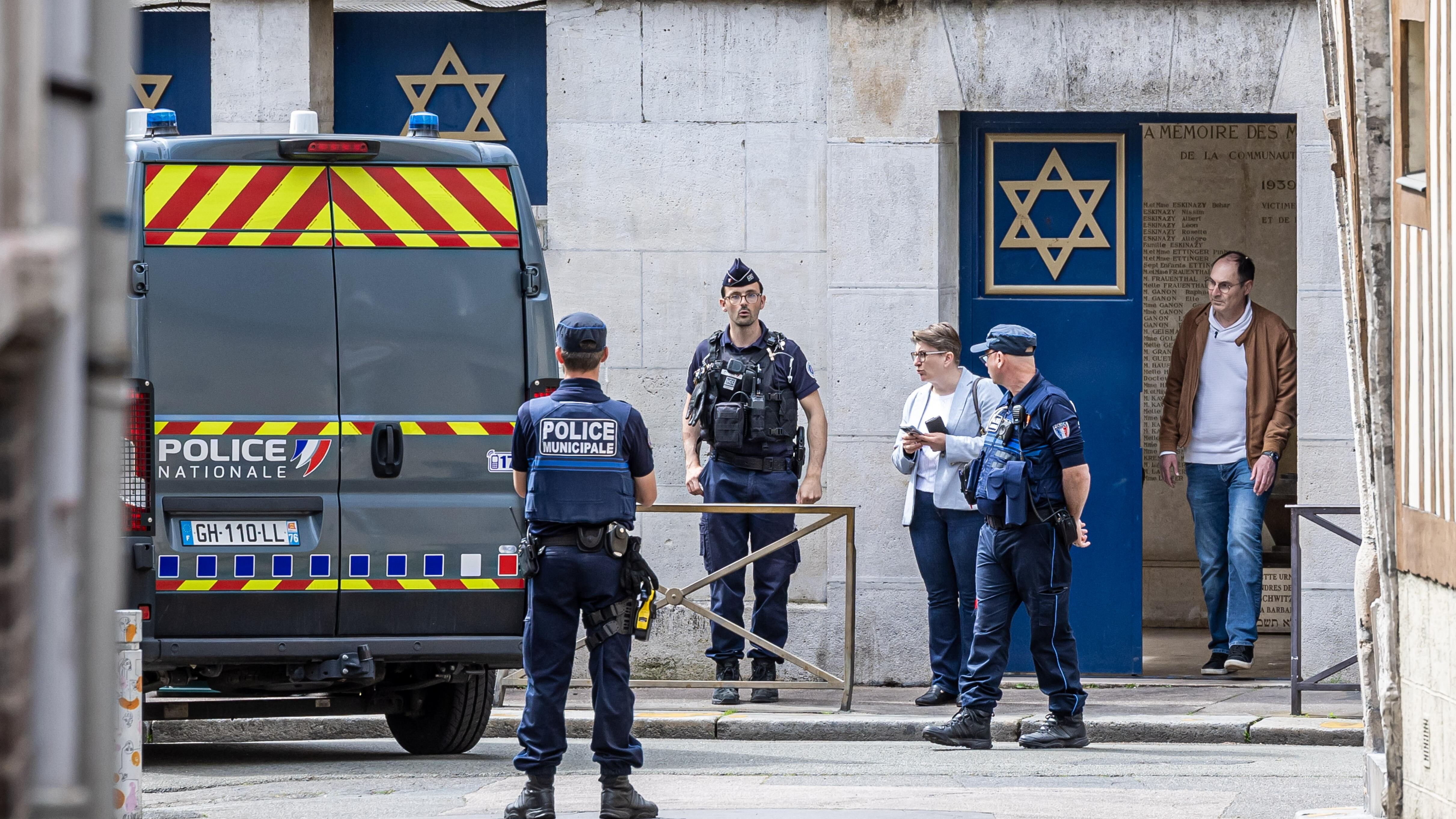 Agentes de policía junto a la sinagoga de Ruan, al noroeste de París, este viernes.