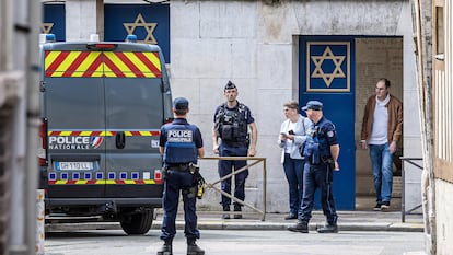 Agentes de policía junto a la sinagoga de Ruan, al noroeste de París, este viernes.