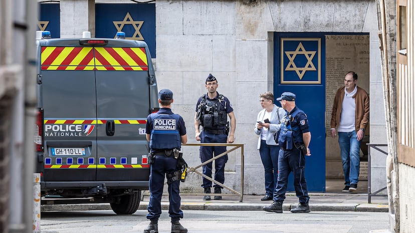 Agentes de la policía, junto a la sinagoga de Ruan