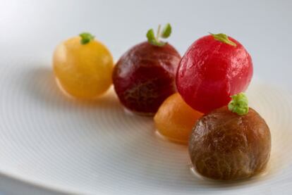 Plato de tomates de Josean Martínez Alija.