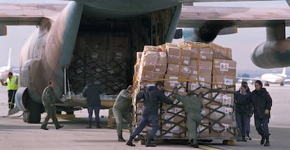 Un avión es cargado con envíos de la Agencia Española de Cooperación Internacional.