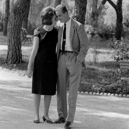 En varias ocasiones retrató el fotógrafo italiano Settimio Garritano a los entonces Príncipes de España en la Zarzuela. La cercanía que consiguió se aprecia en las escenas del paseo de la pareja, en 1964.
