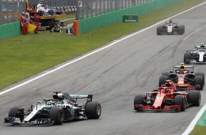 Lewis Hamilton es seguido por Kimi Raikkonen.