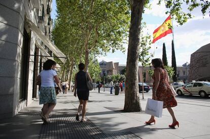 Gente paseando por la calle Serrano. Madrid