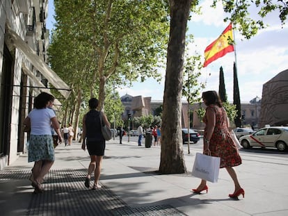 Gente paseando por la calle Serrano. Madrid