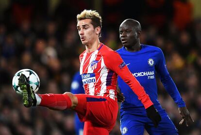 El jugador del Chelsea N'Golo Kante (derecha) en acción ante Antoine Griezmann (izquierda).