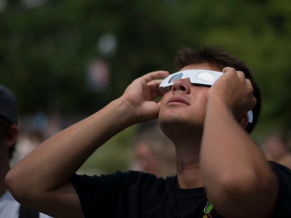 Artículo de EL PAÍS Escaparate sobre unas gafas para el eclipse solar homologadas .