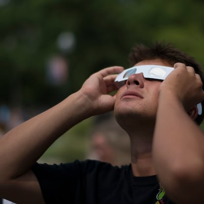 Artículo de EL PAÍS Escaparate sobre unas gafas para el eclipse solar homologadas .