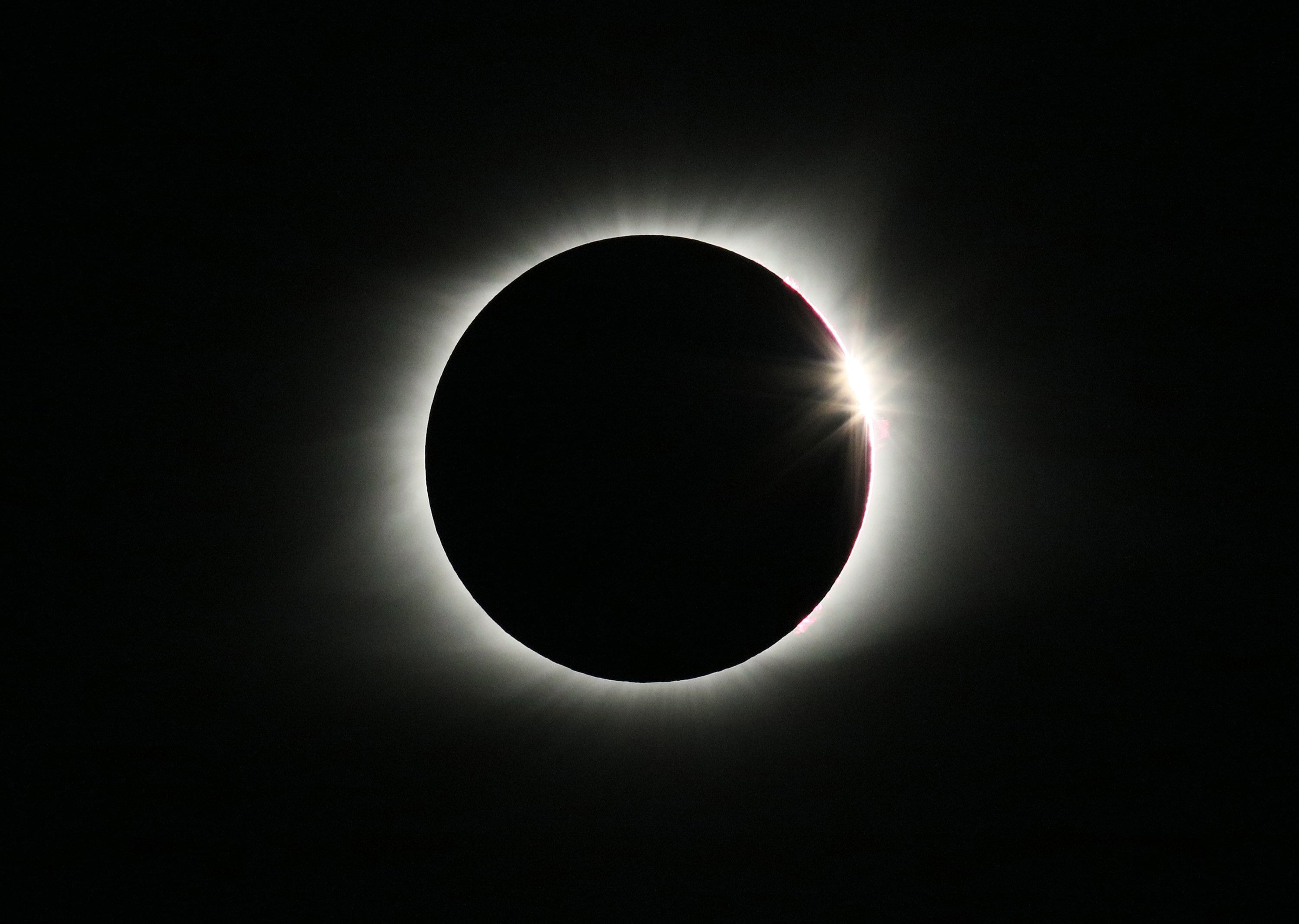 De Gabinete Caligari a Maluma: una lista de canciones para mirar el eclipse