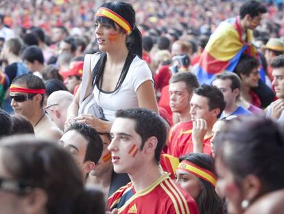 Una multitud celebra en Madrid la victoria de España ante Holanda en la final del Mundial de Fútbol de 2010, todavía hoy el evento con mas audiencia de nuestra historia: casi 16 millones de espectadores durante la prórroga.