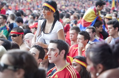 Una multitud celebra en Madrid la victoria de España ante Holanda en la final del Mundial de Fútbol de 2010, todavía hoy el evento con mas audiencia de nuestra historia: casi 16 millones de espectadores durante la prórroga.