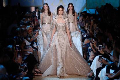 Vestido de novia de alta costura en el desfile de Elie Saab de este miércoles en París.