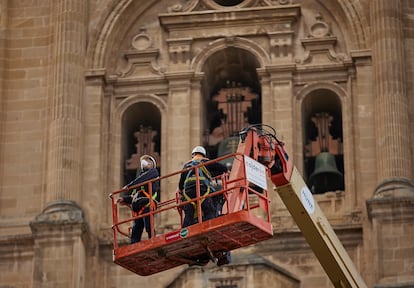 El arquitecto conservador de la catedral de Granada, Pedro Salmerón, revisa posibles desperfectos por los terremotos en su techumbre.