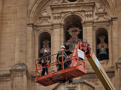 El arquitecto conservador de la catedral de Granada, Pedro Salmerón, revisa posibles desperfectos por los terremotos en su techumbre.