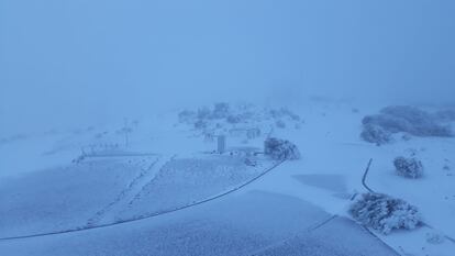 El centro de investigación atmosférica de la Aemet en Izaña (Tenerife), nevado este viernes.