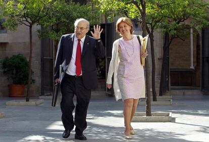 El consejero de Economía de la Generalitat de Cataluña, Andreu Mas-Colell, y la consejera de Educación, Irene Rigau, llegan hoy a la reunión semanal del Govern.