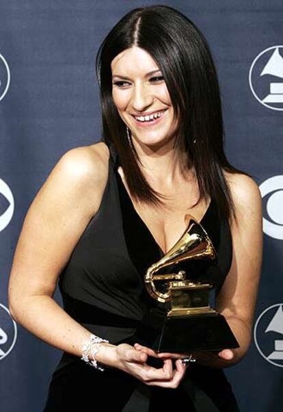 La italiana Laura Pausini posa con su Grammy recién ganado, el de mejor álbum de pop hispano por <i>Escucha</i>. Como todos los años, la Academia de Artes y Ciencias de la Grabación de Estados Unidos anunció las categorías de la música hispana en una ceremonia previa a la entrega oficial de premios.