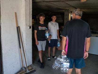 Vecinos de Monleras (Salamanca) acudían el viernes con garrafas al depósito de agua potable instalado por el Ayuntamiento.