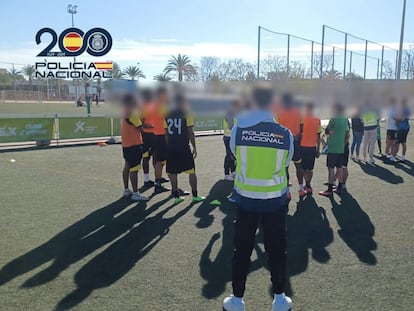 Imagen de la operación New Team, en la que se ha detenido una trama que engañaba a jóvenes con la falsa promesa de un contrato en La Liga.