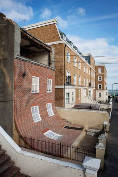 'From the knees of my nose to the belly of my toes', intervención urbana de Chinneck en Margate, Inglaterra. |