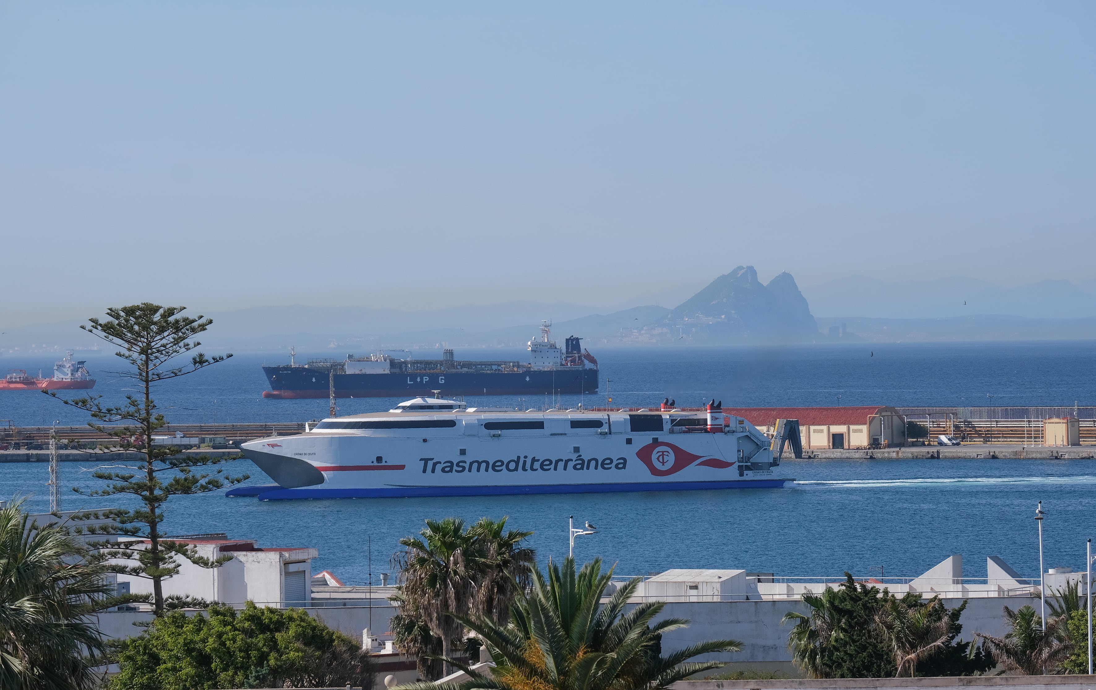 El Gobierno toma el control del puerto de Ceuta para ubicar a más de 1.000 inmigrantes ante la resistencia de Vivas