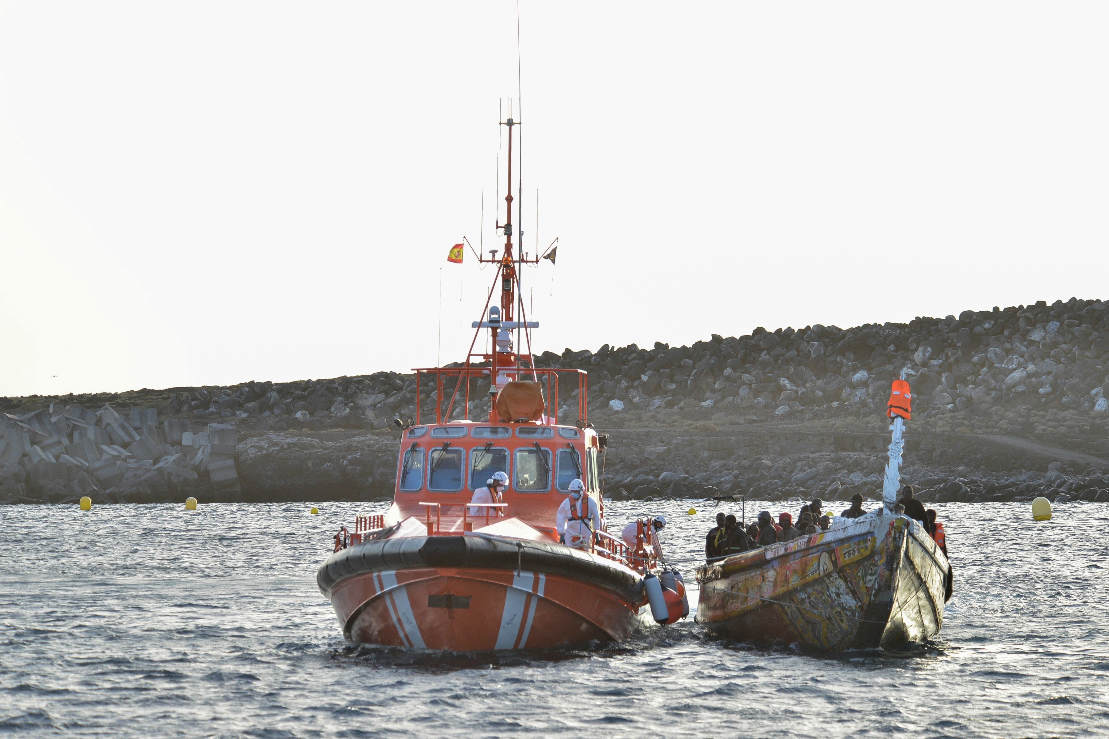 Mueren una niña de dos años y un joven horas después de llegar en cayuco a El Hierro 