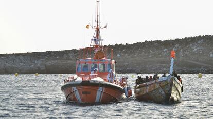 La embarcación de Salvamento Marítimo remolca una patera con los 94 inmigrantes en aguas cercanas a El Hierro, el lunes.
