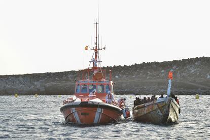 Una embarcación de Salvamento Marítimo remolca un cayuco en el que viajaban 94 inmigrantes.