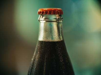 En los estudios de mercado el 82% de los consumidores españoles prefieren las botellas de vidrio para beber refrescos en establecimientos fuera del hogar.
