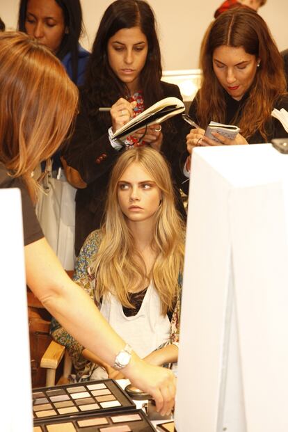 En el backstage del desfile de Burberry Prorsum. La marca contó con ella desde el primer momento. Con la propuesta de otoño de 2012 se cumple la tercera temporada consecutiva del romance entre británicos.