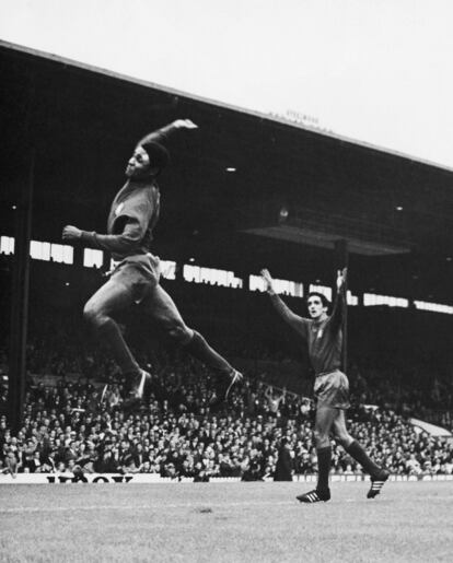 Eusébio celebra un gol con Portugal ante Bulgaria 