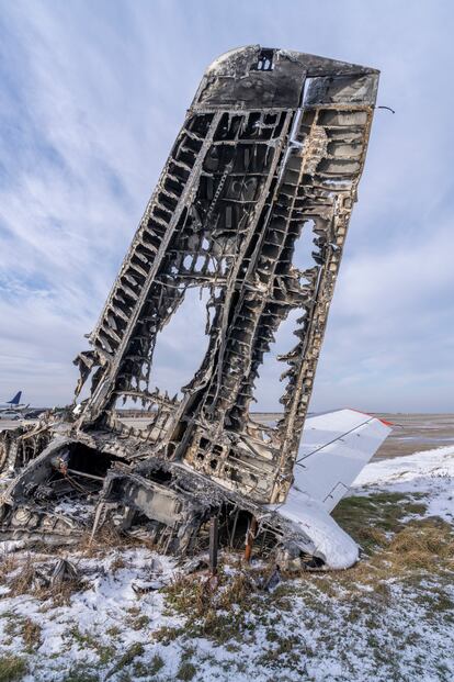  Lo que queda de un Antonov An-26 destruido durante la invasión rusa.