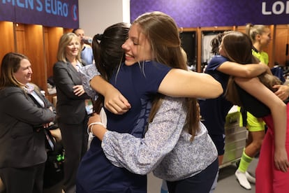 La princesa Leonor y la infanta Sofía felicitando a las jugadoras de la selección española, tras el partido que ganaron frente a Dinamarca