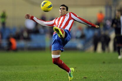 Reyes controla el esférico en el encuentro ante el Levante.