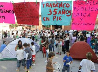 Tiendas de campaña que los padres de alumnos del colegio Trabenco han instalado como protesta.