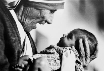 La Madre Teresa acuna a una niña sin brazos en un orfanato de Calcuta (India), en 1978. La monja católica, de origen albanés, lideró la orden Misioneras de la Caridad y recibió el Premio Nobel de la Paz en 1979.