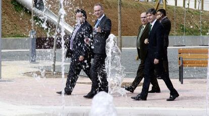 Alberto Fabra, acompañado de Javier Moliner y Alfonso Bataller, durante la inauguración del parque junto al bulevar Río Seco de Castellón.