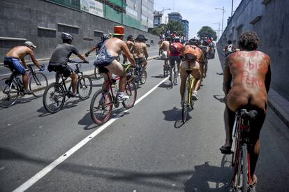 Una tropa de ciclistas avanza por una avenida central limeña para denunciar, sin rodeos, la falta de ciclovías.